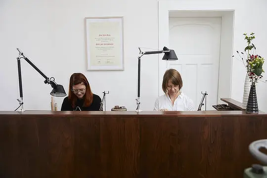 Jutta Grote und Anne Messerschmidt an der Werkbank in der Goldschmiede Köln