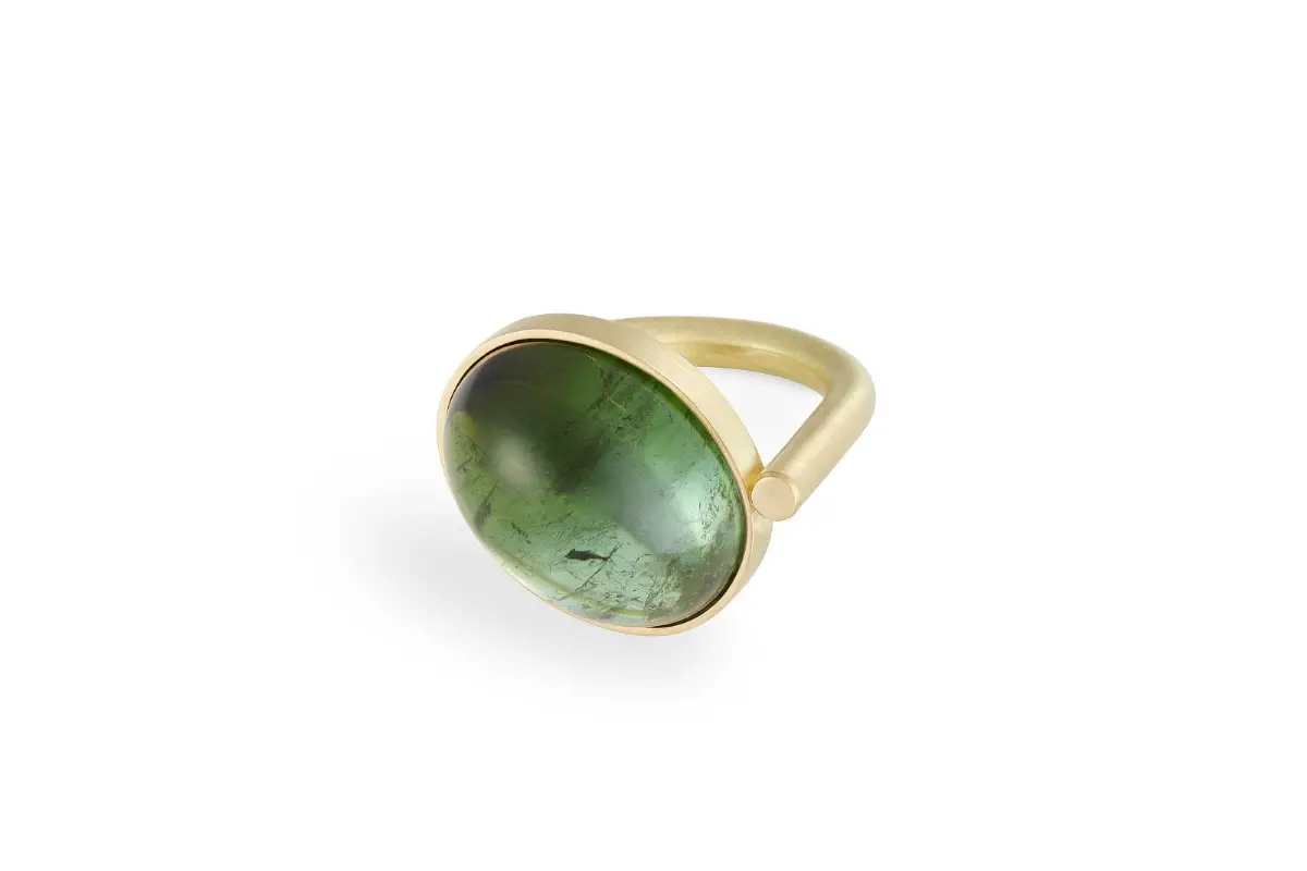Bestseller Goldring mit grünem Edelstein, handgefertigt, exklusives Schmuckstück.