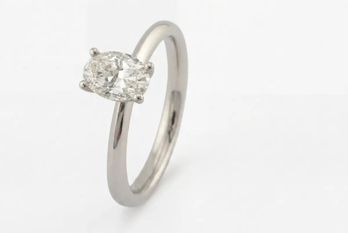 Verlobungsring 950er Platin mit 0,8 ct Brillant in Krappenfassung Köln Grote contraste Goldschmiede